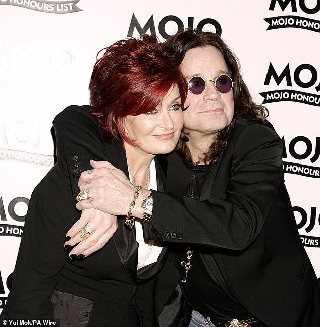 Ozzy je preminuo u utorak (22.07.25), a obitelj Osbourne dijelila je novo u izjavi: 'To je s više tuge nego što puke riječi mogu prenijeti da moramo izvijestiti da je naš voljeni Ozzy Osbourne preminuo jutros'; Na slici s Sharon