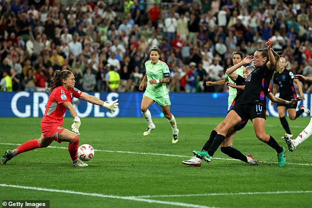 Ipak, Kelly je bila budna da popije kući nakon što je vidjela njezinu početnu kaznu spašenu