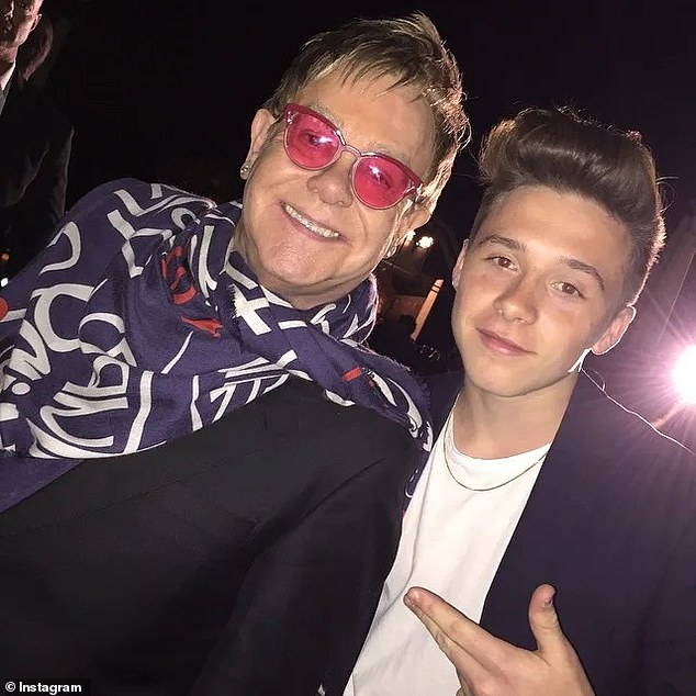 Sir Elton 'nakratko' govorio je o obiteljskoj svađi u Hope Brooklyn bi zakrpio stvari sa svojim roditeljima (Brooklyn je na slici 2015. godine s Eltonom)