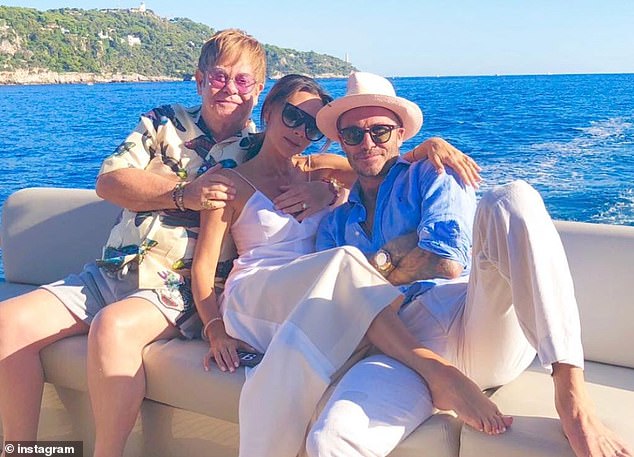 Legendarni glazbenik, koji je bio prijatelj s Davidom, 50 godina, i Victoria Beckham (51), više od 30 godina, obradovali su Brooklyn i Nicola Peltz na lukav ručak u Fancy La Guerite Beach Clubu na jugu Francuske