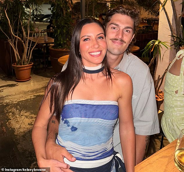 Browne (na slici s Jacksonom) igrao je za Australiju tijekom svoje netball karijere i osvojila dva premijera s Lightninom