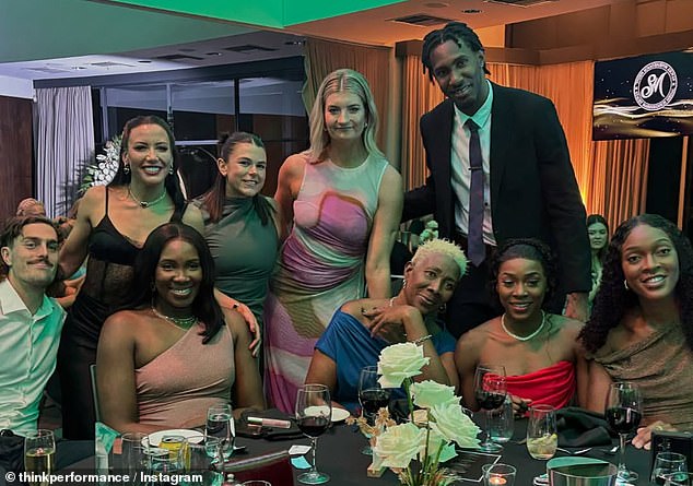 U kolovozu prošle godine par su se fotografirali zajedno (lijevo s lijeve strane) u nagradama za Perth's West Coast Fever Netball tim