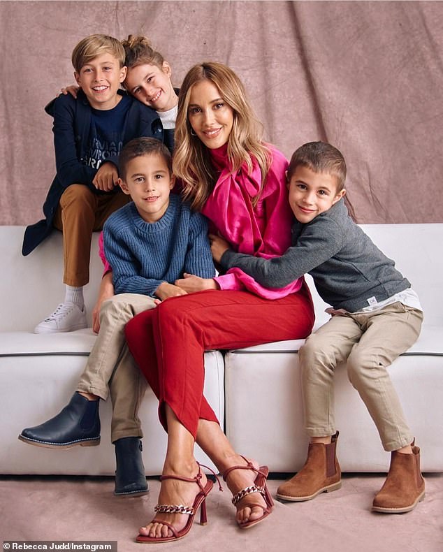 BEC dijeli četvero djece - Oscar, 13, Billie, 10 i blizanci Darcy i Tom, 8, sa suprugom Chrisom Juddom