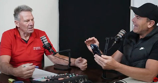 Carey (desno) je zaletio na pojedince koji su snimili video tijekom epizode The You Can't Be Prošli tjedan podcast sa Sam Newmanom. Također je negirao da je sa ženom ušao u istu kabinu