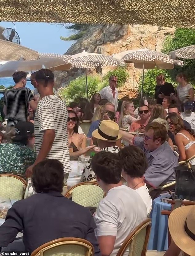 Kaže se da je sir Elton velikodušno pokupio cijeli račun, nakon što je ručao na lingvinu jastoga za potpis restorana koji dolazi u očima oko 190 funti
