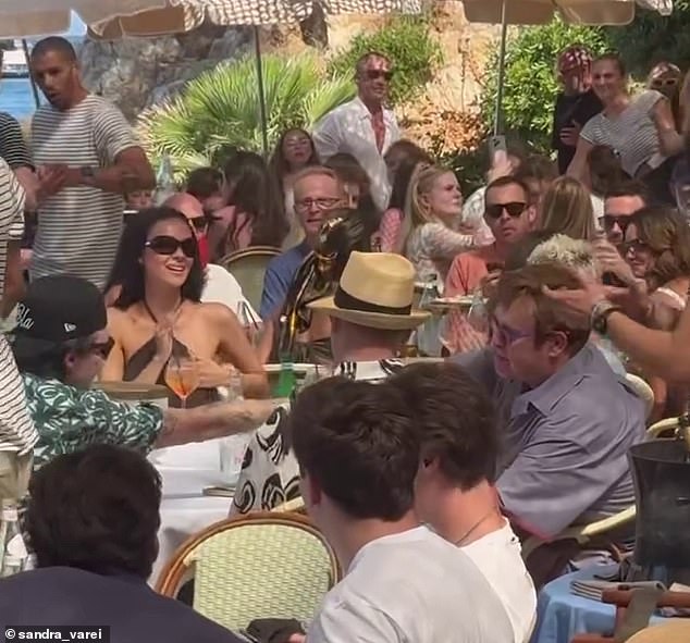 Nicola nije mogla obrisati osmijeh s lica tijekom ručka dok je pio na Aperol Spritz u Fancy Beach Club