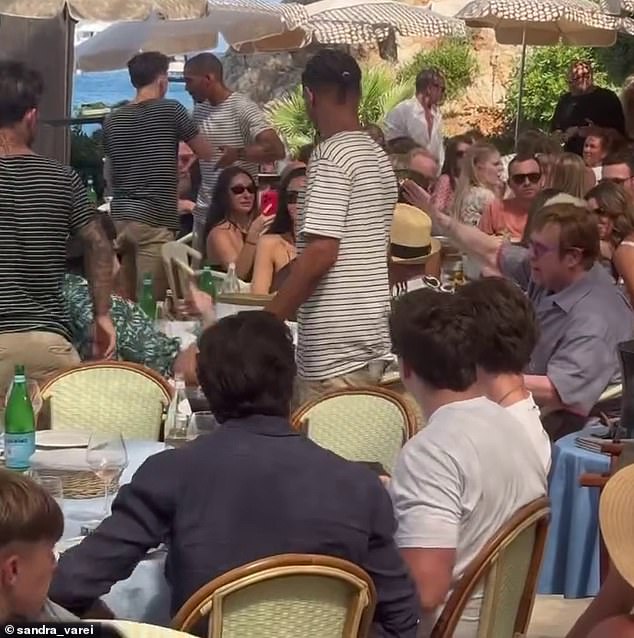 Snimke Eltona i Brooklyna, koji su podijeljeni na društvenim medijima, pokazali su da se par rukuje, a izvori su tvrdili da je