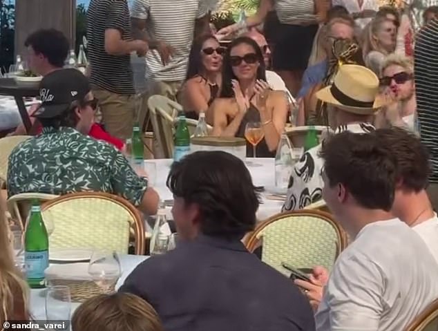 Nove snimke pokazale su glazbenu legendu kako sjedi za ručkom sa svojim kumom (viđen kraj lijevo), nakon što su izvori otkrili da je 'rekao svoj komad o svojoj svađi s roditeljima