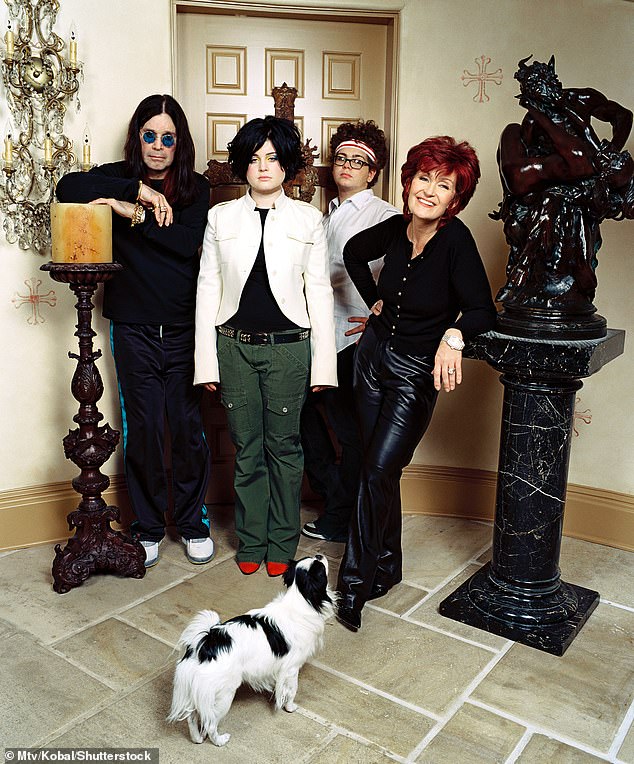 Obitelj je katapultirana slavom tijekom ranih 2000 -ih u reality TV emisiji The Osbournes. S lijeve strane: Ozzy, Kelly, Jack i Sharon
