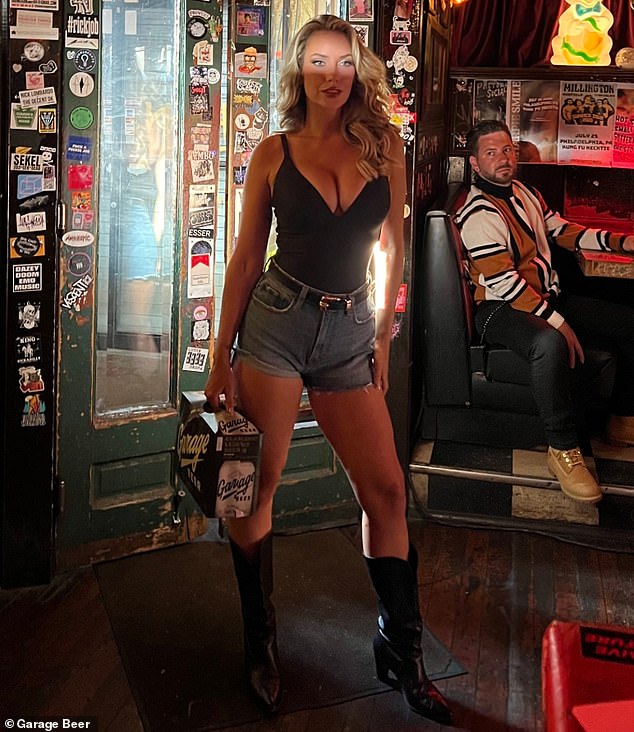 Nedavno je također zapanjena u postu koji promovira Travis Kelce i brend piva brata Jasona