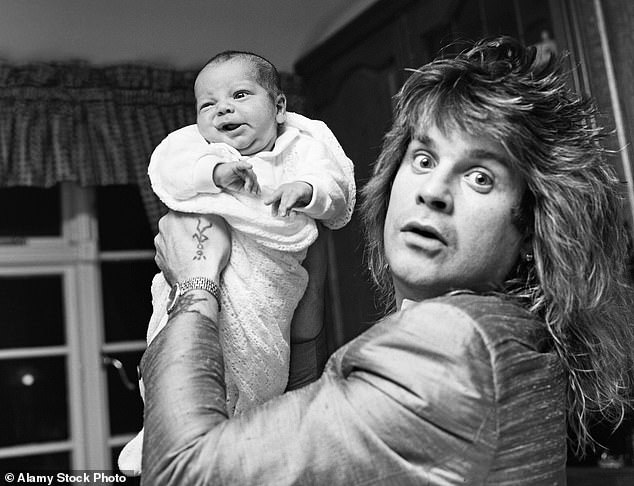 Ozzy kod kuće svoje najmlađe dijete, Jack, samo dva tjedna nakon rođenja 1985