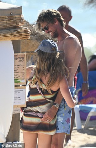 Par je odbacio u Algarve na sunce sa svojim četvero djece - Sophia, 14, Liberty, 10, Johnny, sedam, i Jack, šest