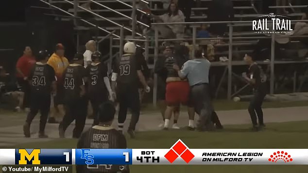 Pojedinac u crvenim kratkim hlačama probio se na teren i počeo se boriti protiv jednog od igrača