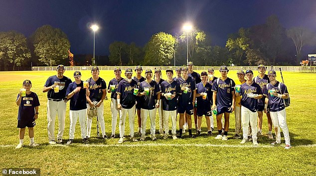 Članovi tima Milford Post 59 American Legion prikazani su vikendom