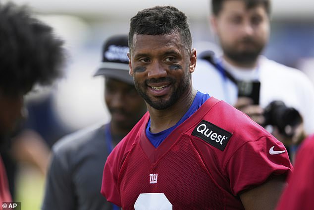 Russell Wilson nasmiješi se mnoštvu tijekom prvog dana kampa za trening Giantsa u srijedu