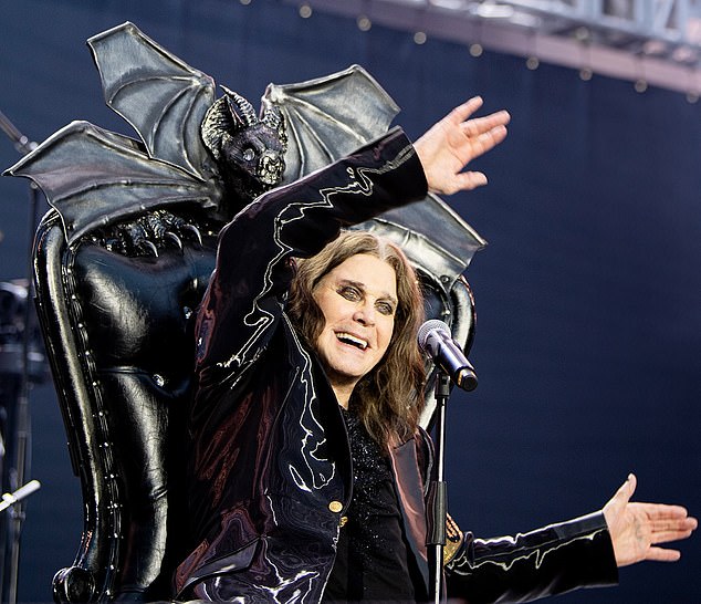 Metalna legenda umrla je u utorak samo nekoliko tjedana nakon što je izašao na pozornicu na svoju posljednju predstavu s Black Sabbathom (na slici), a njegova obitelj dijeli vijest u emocionalnoj izjavi