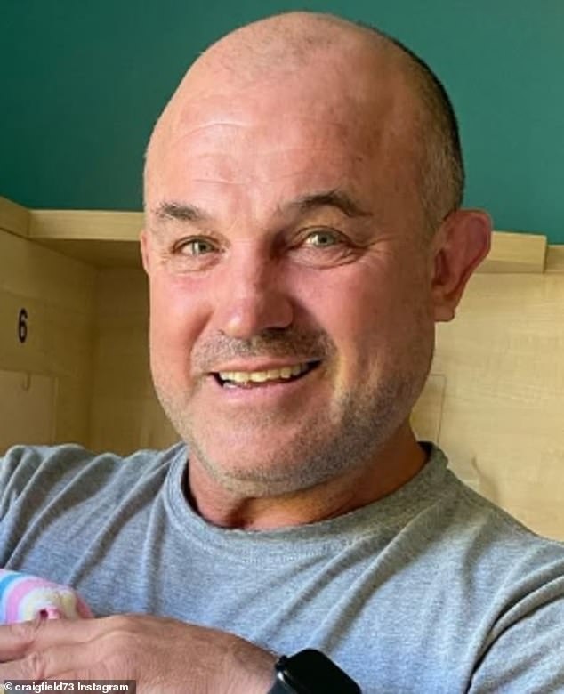 Field, 52, sada radi šest dana u tjednu u izgradnji kako bi se podržao i želi da njegov život bude upozorna priča za druge nogometaše