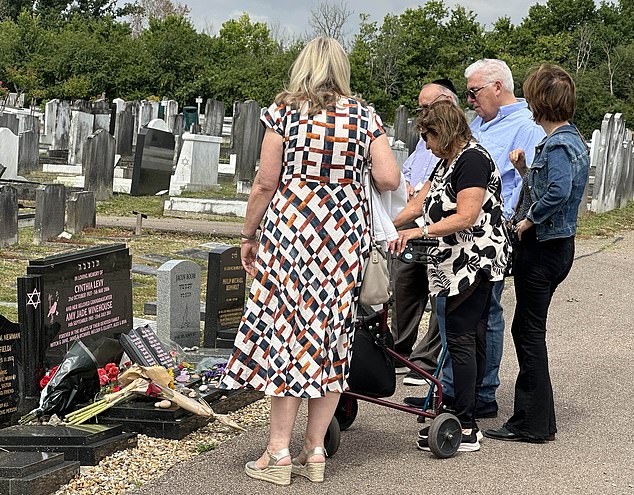 Janis (70) pomagao je šetač pokretljivosti, dok je Mitch (74) koristio štap za hodanje jer su par utješili voljene osobe