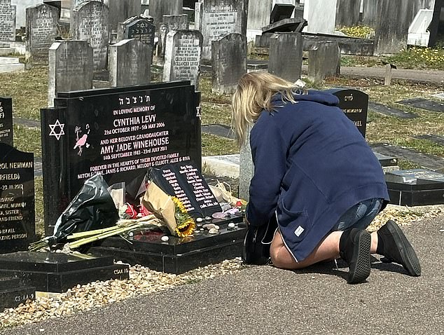 Pridružili su im se prijatelji, obitelj i obožavatelji na groblju, gdje su ostavili cvijeće i poruke upućene svojoj kćeri