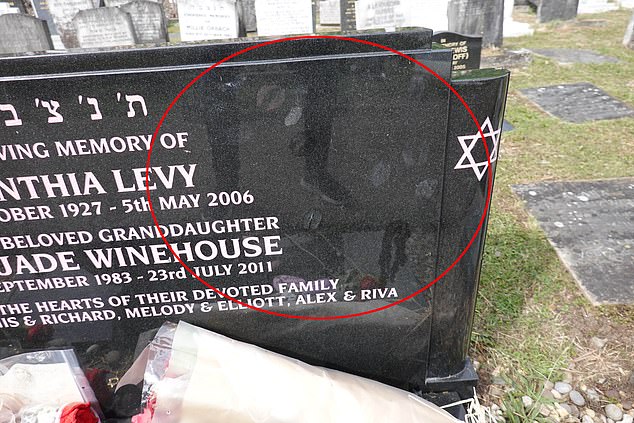 Također su na njenom nadgrobnom sponu bili tragovi ruža za usne od ljudi koji ga ljube