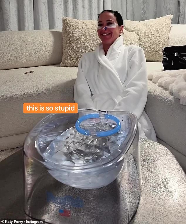 Katy je otkrila da je sve to dio rituala ljepote, iako se neka njezina posada pojavila manje nego uvjerena kao što se moglo čuti kako je to