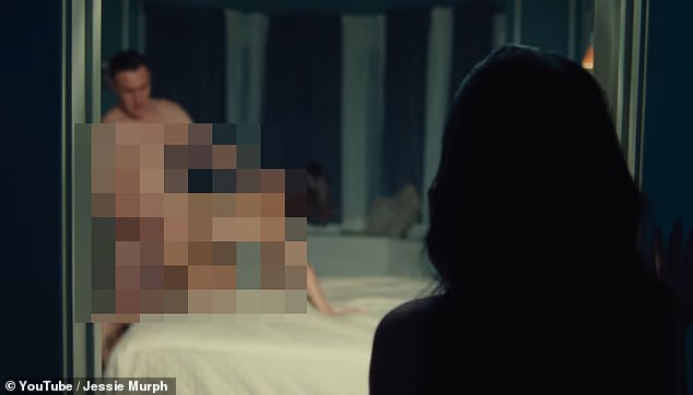 Ne pomaže da glazbeni video sadrži prilično grafičku scenu seksa koja je vrlo šokantna