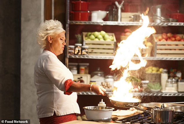 Rekao je TV Insideru o svom posljednjem susretu s Burrellom: 'Bilo je to finale. Svi su umorni. Tjedni i tjedni su prolazili. Slavimo kraj pucanja i jako se razbolim. Anne mi predaje ovu karticu. Rečeno je, ¿nadam se da se osjećate bolje.¿