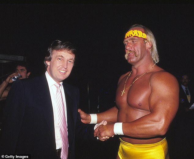Hogan je na slici Donalda Trumpa u Atlantic Cityju 1987. godine. Hogan bi postao jedan od Trumpovih najvećih pristaša tijekom svoje tri vožnje za predsjednika Sjedinjenih Država.