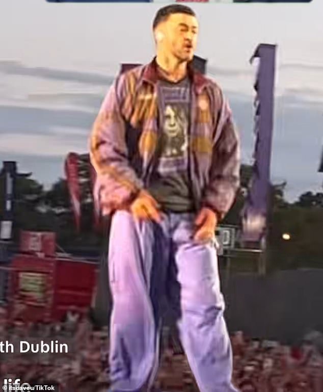 U Dublinu je njegov nastup bio gotovo isti, kao što je prikazao virusni videozapisi o tome kako baca mikrofon i jednostavno hoda po pozornici