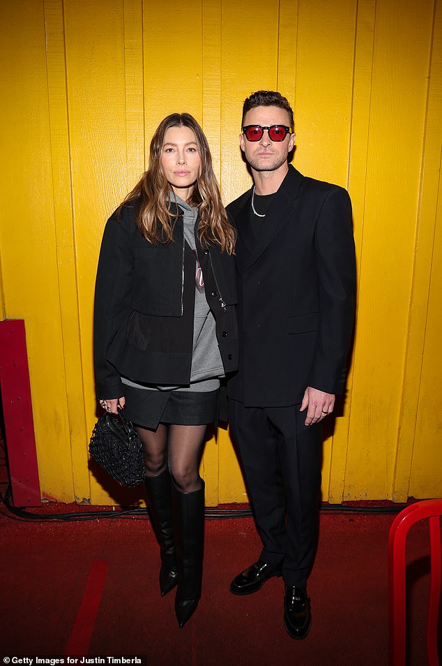 Daily Mail može ekskluzivno otkriti dramu koja stoji iza njegovih kontroverznih nastupa ... i zašto se njegova supruga Jessica Biel moli s njim da odustane od turneje usred brutalnog povratnog udara