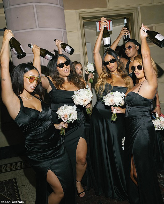 Bivši Fox Sports emiter Joy Taylor (desno) bio je jedna od Rooks -ovih djeveruša