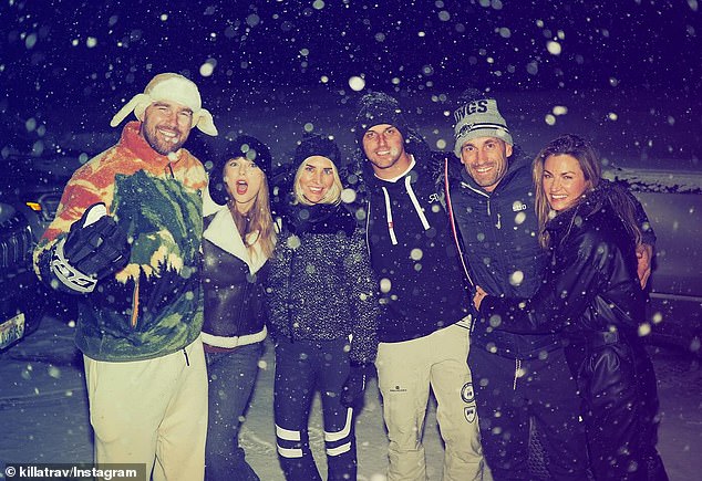 Kelce je također uključio slike s prijateljima, uključujući NFL novinare Charissa Thompson (treći s lijeve strane) i Erin Andrews (desno)