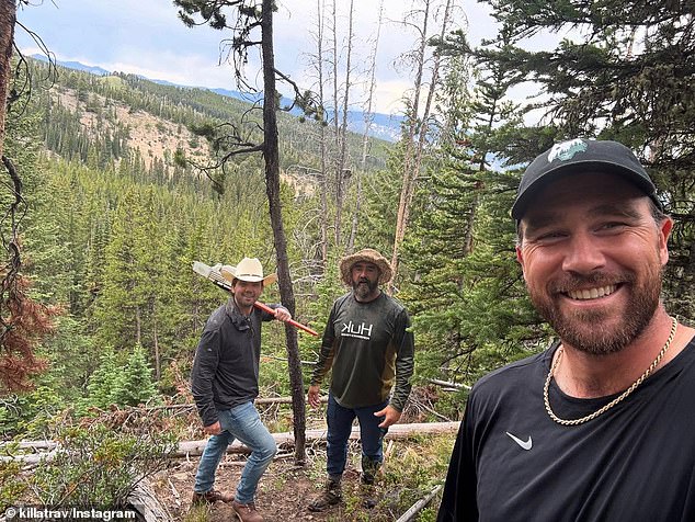 Swiftov mlađi brat Austin (lijevo) također se vidi u šumskom okruženju s Travisom i Jasonom