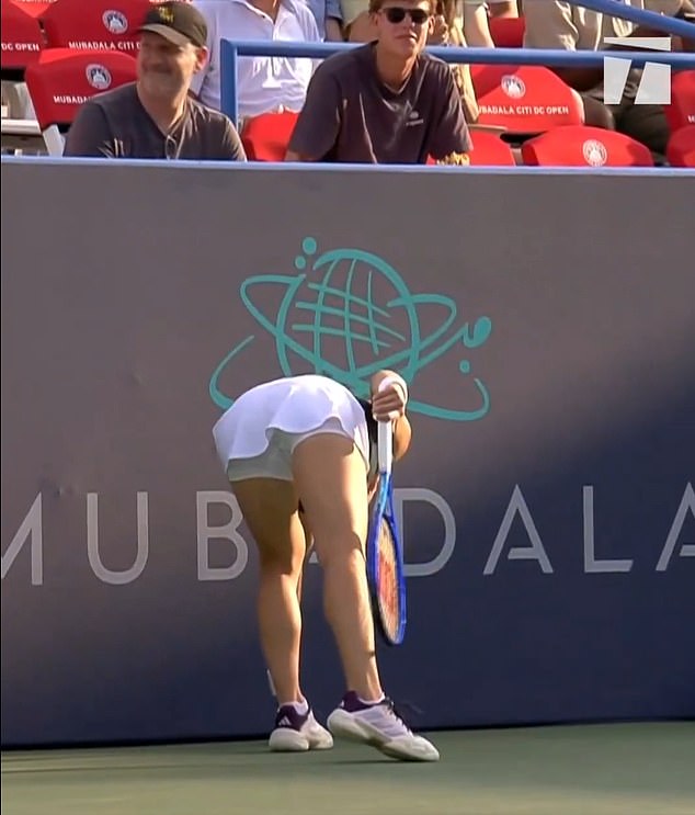 Sakkari je viđen da nježno postavlja bugu iz štetnog puta, a njezin čin je primijetio komentator