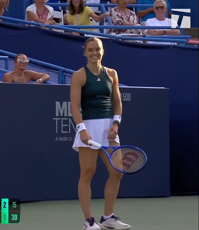 Sakkari, koja je nastavila pobijediti u svom meču protiv Emme Navarro, nasmiješila se bizarnom incidentu