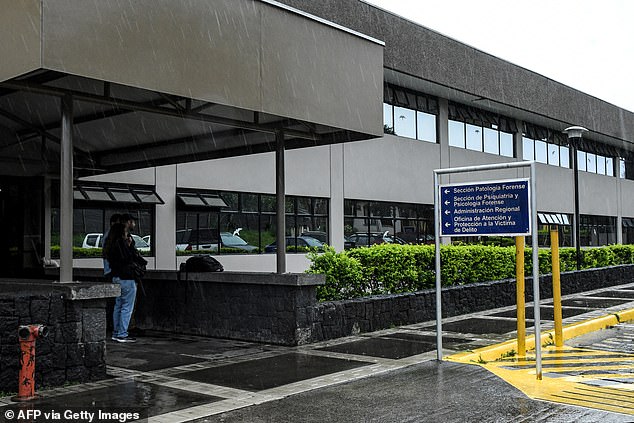 Warner je bio u Playa Cocles u provinciji Limon, priopćile su vlasti, a struja ih je duboko uvukla u vodu