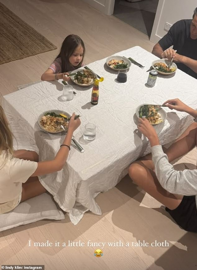 Lindy je podijelila drugu fotografiju koja je pokazala dokaze o njenom postavljanju blagovaonice s malim ključem. Slika je pokazala ono što se činilo da je Lindyna nova ljepotica, Paul Mullert, sjedi križ nogu na podu s Lindyjevom najmlađom kćeri Goldie, sedam i još dvije osobe, djelomično prikazano