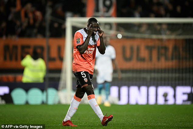Preselio se u francuski outfit Lorient, ali odigrao je samo 15 utakmica prije nego što se pridružio Zurichu u Švicarskoj