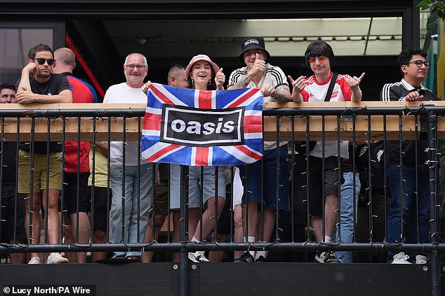 Navijači Oasisa okupili su se na Boxparku, Wembley, u blizini stadiona uoči prve večeri londonskih svirki