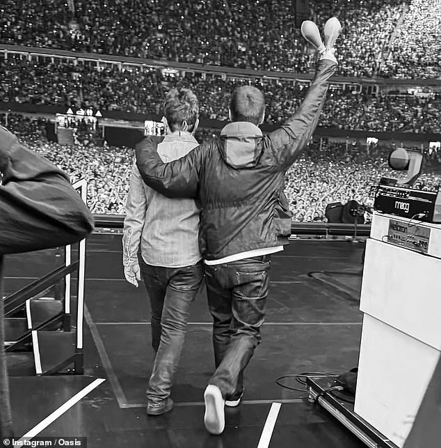 Oasis je 4. srpnja započeo turneju u Cardiffu
