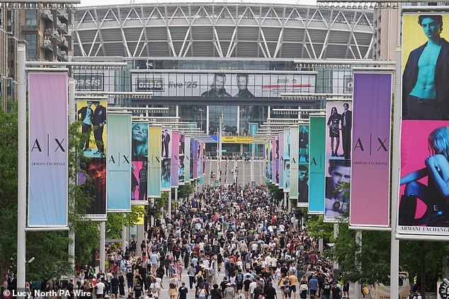 Wembley Way bio je prepun obožavatelja Oasisa uoči pobjede benda u London