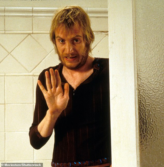 To je nitko drugi nego Rhys Ifans, koji je igrao ikoničnu ulogu Spikea (na slici) u filmu Notting Hill iz 1999. godine, zajedno s Hughom Grantom i Julijom Roberts