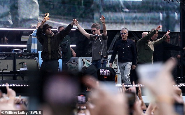Noć je započela od 18 sati s glumačkom glumom, a slijedila je pjevačica Richard Ashcroft u 19:00