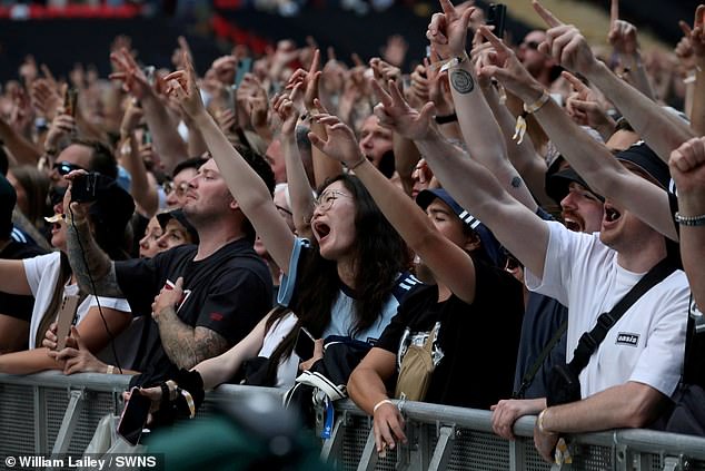 Vratili su se nastupili na Wembleyju prvi put od 12. srpnja 2009., kada su nastupili tijekom svoje turneje Dip Out Your Soul