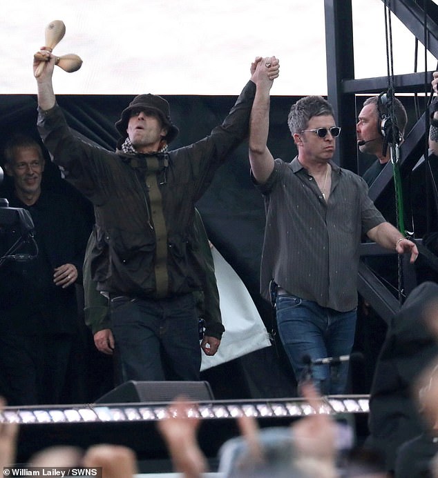 Bend je najavio svoju dugo očekivanu turneju Reunion u kolovozu prošle godine, nakon što je Noel odustao 2009. godine nakon backstage svađe na festivalu Rock En Seine u Parizu