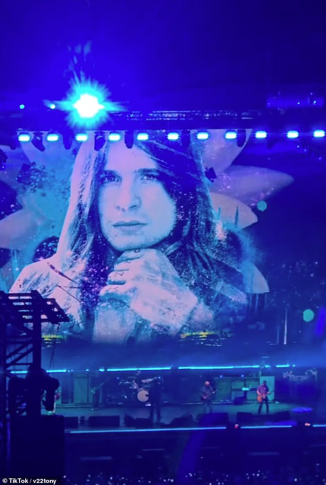 Braća Gallagher s poštovanjem su počastili legendarnu rock zvijezdu pjevajući rock 'n' roll zvijezdu ispred ogromne slike Ozzyja