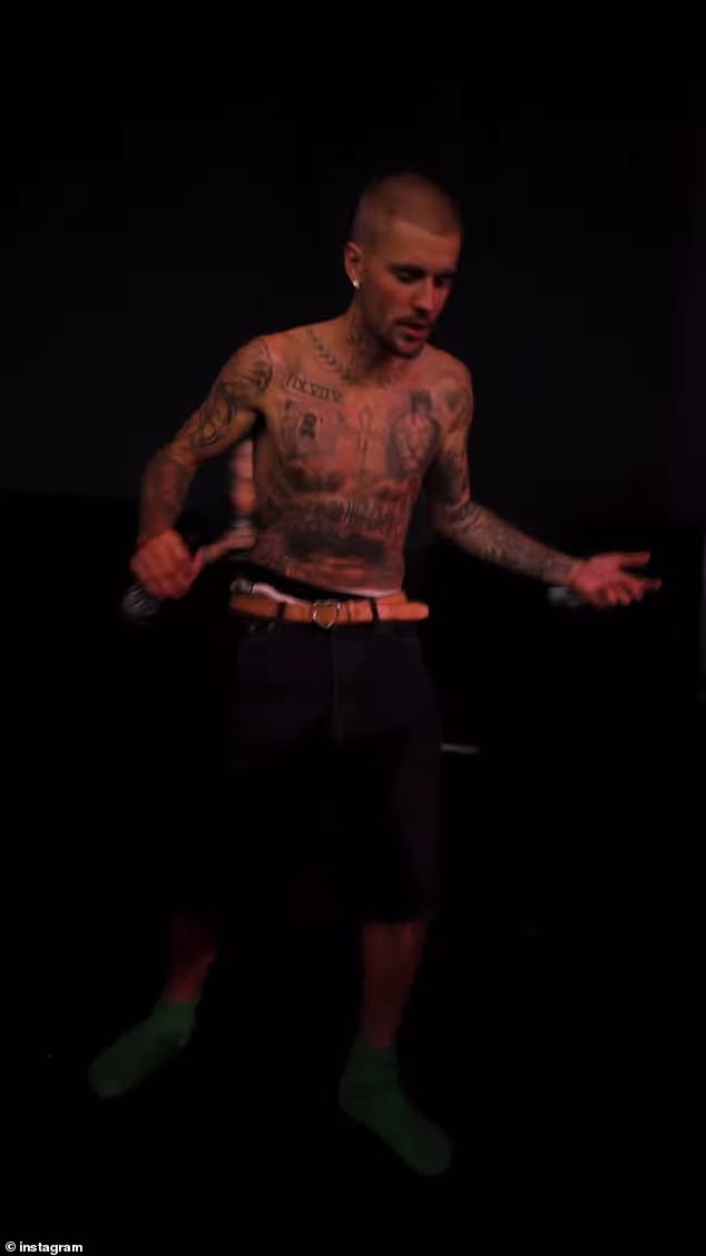 Justin je također podijelio niz slika s događaja na svoj Instagram. Pjevačica je nosila košarkaške kratke hlače s saggy jean kratkim hlačama nad njima