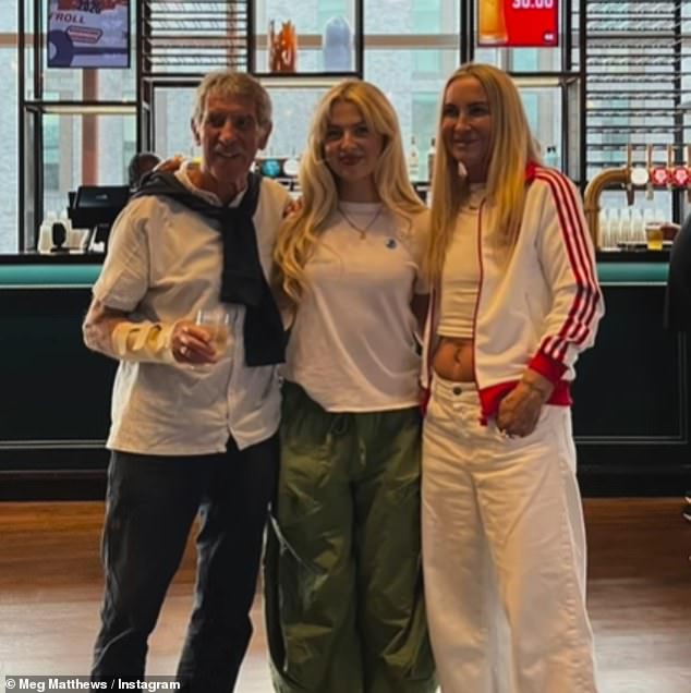 Oasis je u petak izašao na pozornicu na stadionu Wembley na njihovu prvu od sedam emisija o ponovnom druženju, a Anais je pohađao majka Meg Mathews i djed Stanley