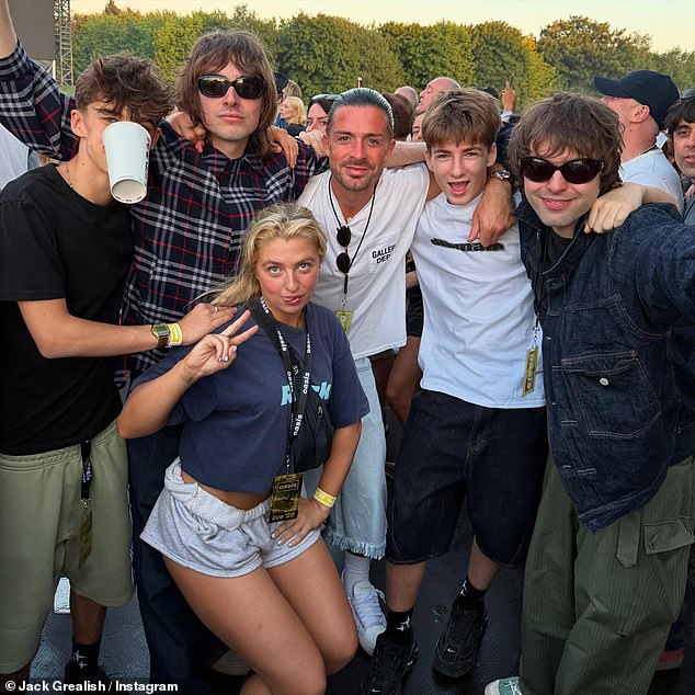 Krilo (centar) također je objavio fotografiju s potomstvom Gallaghera - (LR: Donovan, Gene, Anais, Sonny i Lennon) kao grupa socijalizirana tijekom svirke