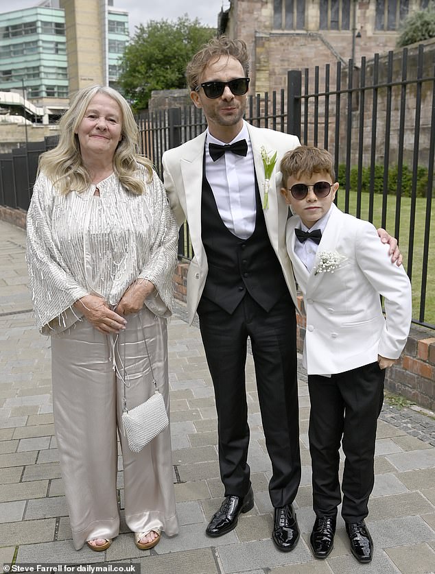 Jack, koji je igrao ikonični David Platt na ITV showu od 2000. godine, u bijelom odijelu presjekao je lik Dapper dok je s mamom i sinom stigao u crveni Mustang